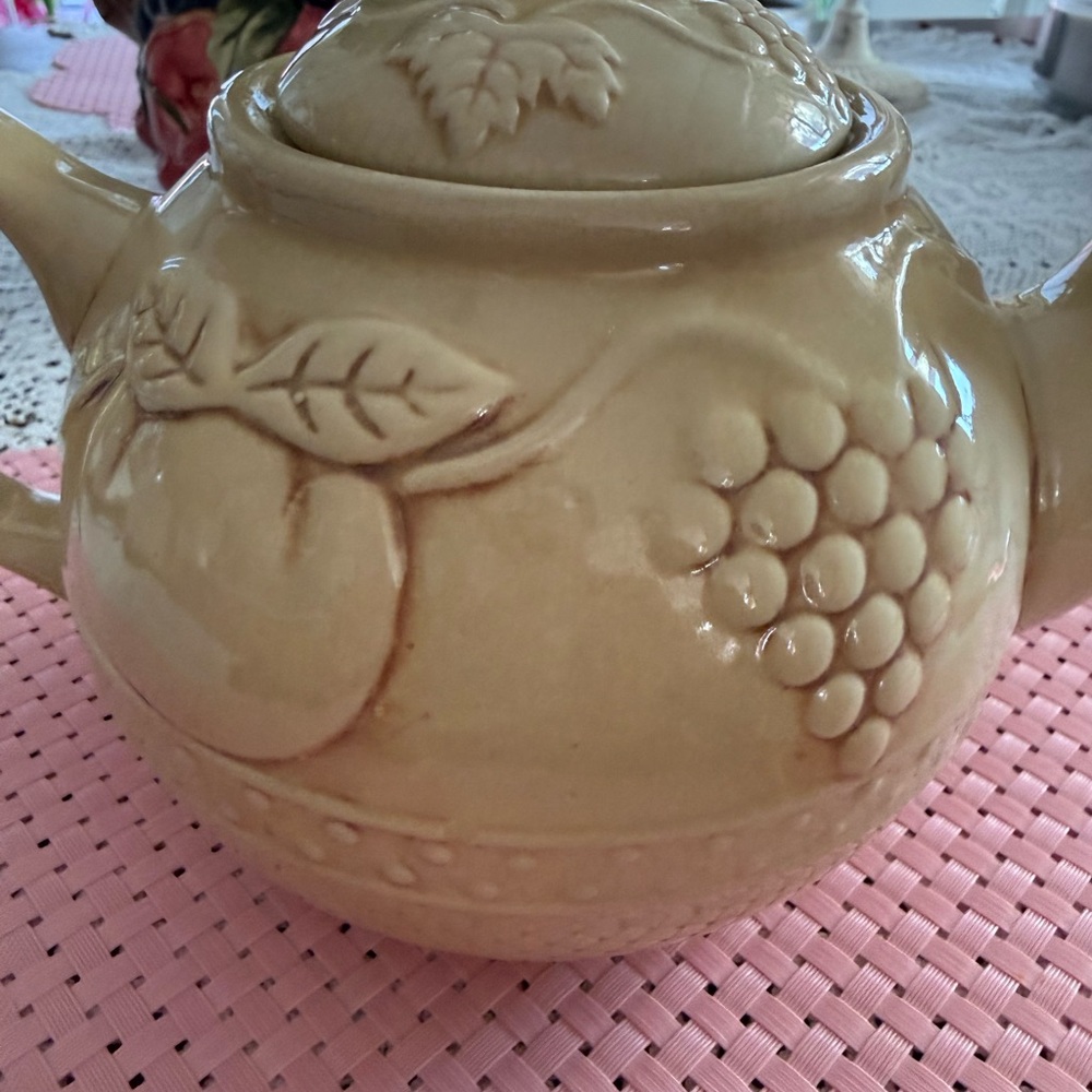 Vintage Strawberry Embossed Ceramic Teapot Pre-Owned Cottagecore - Picture 8 of 9